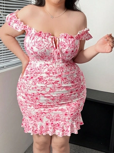 Robe courte grande taille à imprimé fleuri avec épaules dénudées et détails froncés