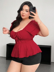 Haut rouge grande taille à col carré avec taille à basque et cordon de serrage chic