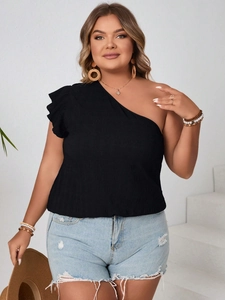 Top aderente nero monospalla con volant abbinato a jeans in denim strappati da donna