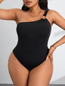 Combinaison noire asymétrique avec anneau doré et coupe ajustée pour femmes