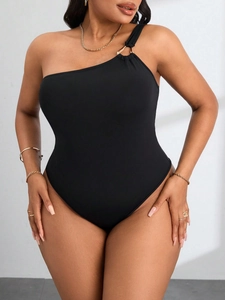 Combinaison grande taille noire asymétrique avec anneau doré et coupe taille haute