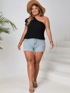 Dettaglio del top nero con spalla scoperta e pantaloncini di jeans per look estivo