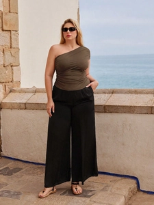 Damen schulterfreies dunkelbraunes Top und schwarze Hose mit weitem Bein für den Sommer
