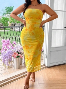 Plus size floral print tube dress in bright yellow for a summery bodycon look