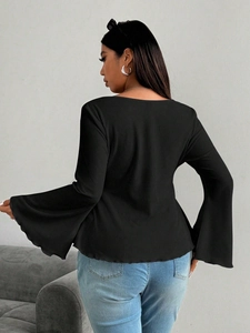 Haut noir en maille côtelée pour femme avec col en V, manches évasées et taille ajustée