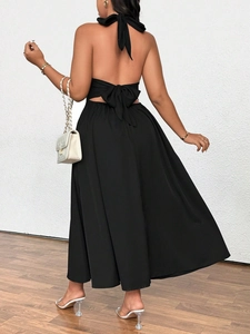 Elegante abito nero allacciato al collo con schiena scoperta e grande fiocco decorativo