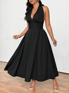 Elegante abito lungo nero con scollo all'americana a V, vita stretta e gonna a trapezio
