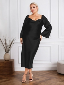 Robe Mi-longue en Satin Noir Grande Taille pour Femme Élégante Dos Nu Col Cœur Drapé Manches Cloche Moulante Soirée