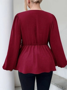 Élégante blouse péplum rouge vin à manches lanternes avec un décolleté en V chic au dos