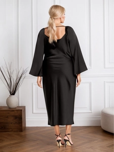 Élégante robe longue en satin noir grande taille avec manches cloches et dos nu