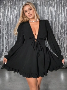 Sexy schwarzes Minikleid mit V-Ausschnitt, langen Ärmeln und Rüschen am Saum