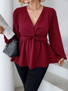 Élégante blouse rouge vin à col en V pour femmes avec détail noué et manches texturées