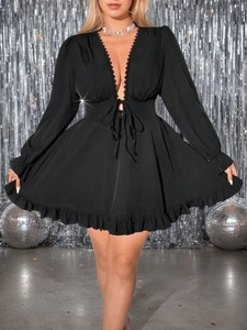 Schwarzes Mini-Kleid in Übergröße mit tiefem V-Ausschnitt, Spitze und Volants für Partys
