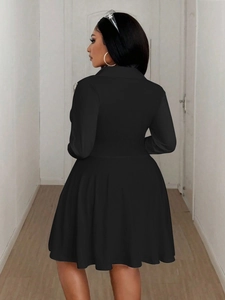 Robe longue noire évasée à manches longues avec taille cintrée et vue arrière du col élégant