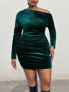 Elegant dark green velvet off-shoulder slim-fit mini dress with long sleeves and ruching