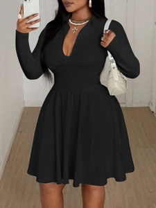 Robe trapèze noire élégante avec col en V et manches longues pour une silhouette affinée