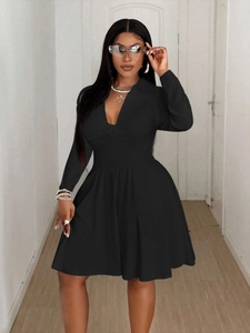 Robe élégante noire à col en V, coupe trapèze avec manches longues et taille plissée