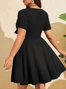 Elegantes schwarzes A-Linien-Minikleid mit kurzen Ärmeln und Taillenband in Seitenansicht
