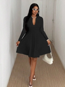 Robe élégante noire à manches longues, col en V et coupe évasée avec plis à la taille