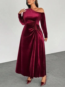 Abito lungo elegante in velluto rosso vino con spalla scoperta e vita pieghettata
