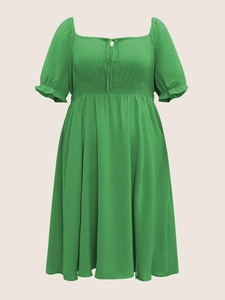 Robe midi verte grande taille vintage avec col carré, manches bouffantes et taille smockée