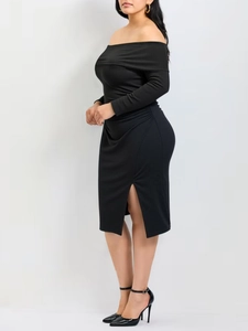 Robe moulante noire élégante à épaules dénudées avec fente latérale et texture côtelée