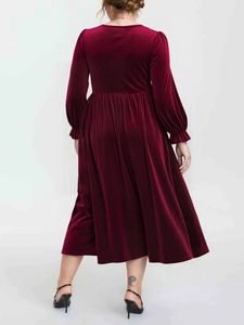 Robe longue élégante en velours bordeaux à manches longues avec taille haute et coupe en A