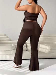 Zweiteiliges Damen-Set in Braun mit rückenfreiem Halter-Top und ausgestellter Faltenhose