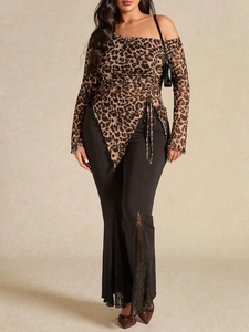 Haut léopard à épaule dénudée et pantalon évasé noir avec détails en dentelle