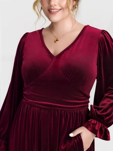 Robe élégante en velours bordeaux à col en V profond et taille haute plissée