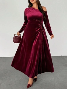 Elegante abito lungo in velluto bordeaux monospalla con maniche lunghe e dettaglio in vita