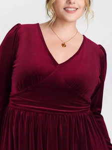 Robe longue élégante en velours bordeaux à col en V et manches longues pour femmes