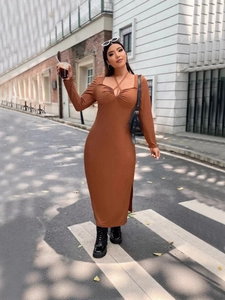 Robe Longue Élégante en Tricot pour Femmes Manches Longues Caramel Col Carré Dos Nu Plissé Fente Latérale Coupe Slim