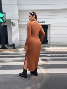 Robe longue élégante en maille caramel avec fente latérale haute et dos nu à nouer chic
