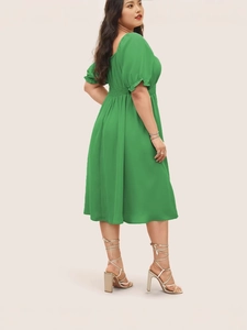 Robe midi verte grande taille avec col carré, manches bouffantes et taille smockée