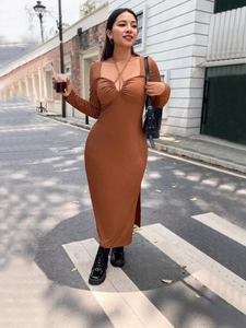 Robe longue en maille à manches longues avec décolleté carré et fente en marron