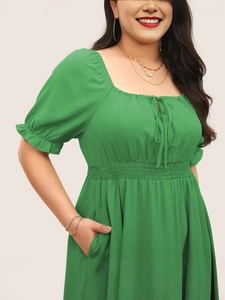 Robe midi verte grande taille avec col carré, manches bouffantes et taille haute
