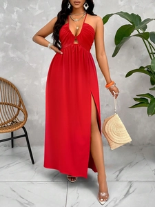 Robe longue rouge à licou, décolleté plongeant avec cordon et fente haute pour l'été