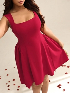 Robe courte évasée rouge sans manches à col carré avec taille ajustée et jupe plissée