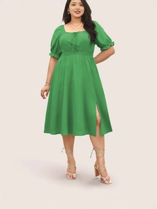 Robe midi verte grande taille avec col carré, manches bouffantes et fente latérale