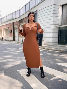 Robe longue tricotée marron à manches longues, décolleté en cœur et fente latérale