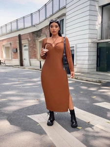 Robe longue en maille marron à manches longues, décolleté cœur et fente haute chic