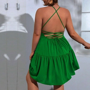Robe longue dos nu vert avec bretelles croisées et ourlet à volants superposés