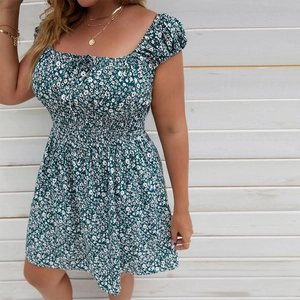 Robe fleurie à col carré et manches bouffantes avec taille froncée en vert foncé chic
