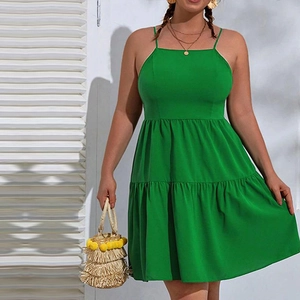 Robe courte verte à volants avec fines bretelles et dos nu pour les vacances d'été