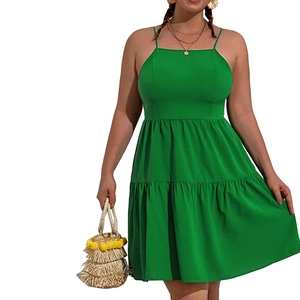 Robe d'été verte à volants avec bretelles spaghetti et dos nu pour vacances à la plage