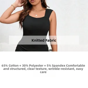 Détail du tissu de robe en tricot à col carré montrant la texture 65% coton et polyester