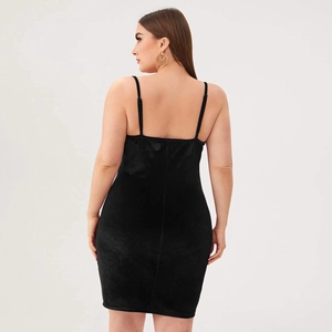 Robe moulante élégante en velours noir grande taille avec fines bretelles pour soirée