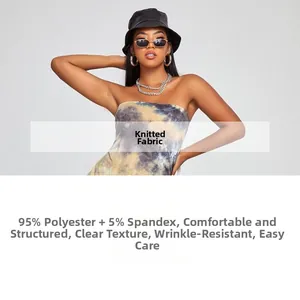 Détail de la robe bustier moulante tie-dye en maille douce de polyester et spandex