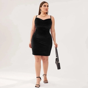Robe courte élégante en velours noir avec col bénitier et fines bretelles ajustées